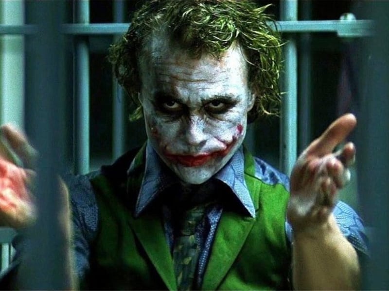 Se filtran fotos inéditas de Heath Ledger maquillándose para interpretar al Joker