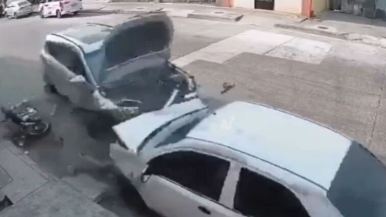 Lo asaltaron y para vengase los atropella; ambos ladrones murieron