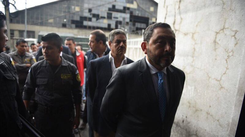 Fiscalía imputa tres delitos a exministro Mauricio López Bonilla