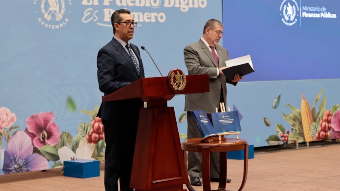 El presidente Bernardo Arévalo junto con Jonathan Menkos, ministro de Finanzas.