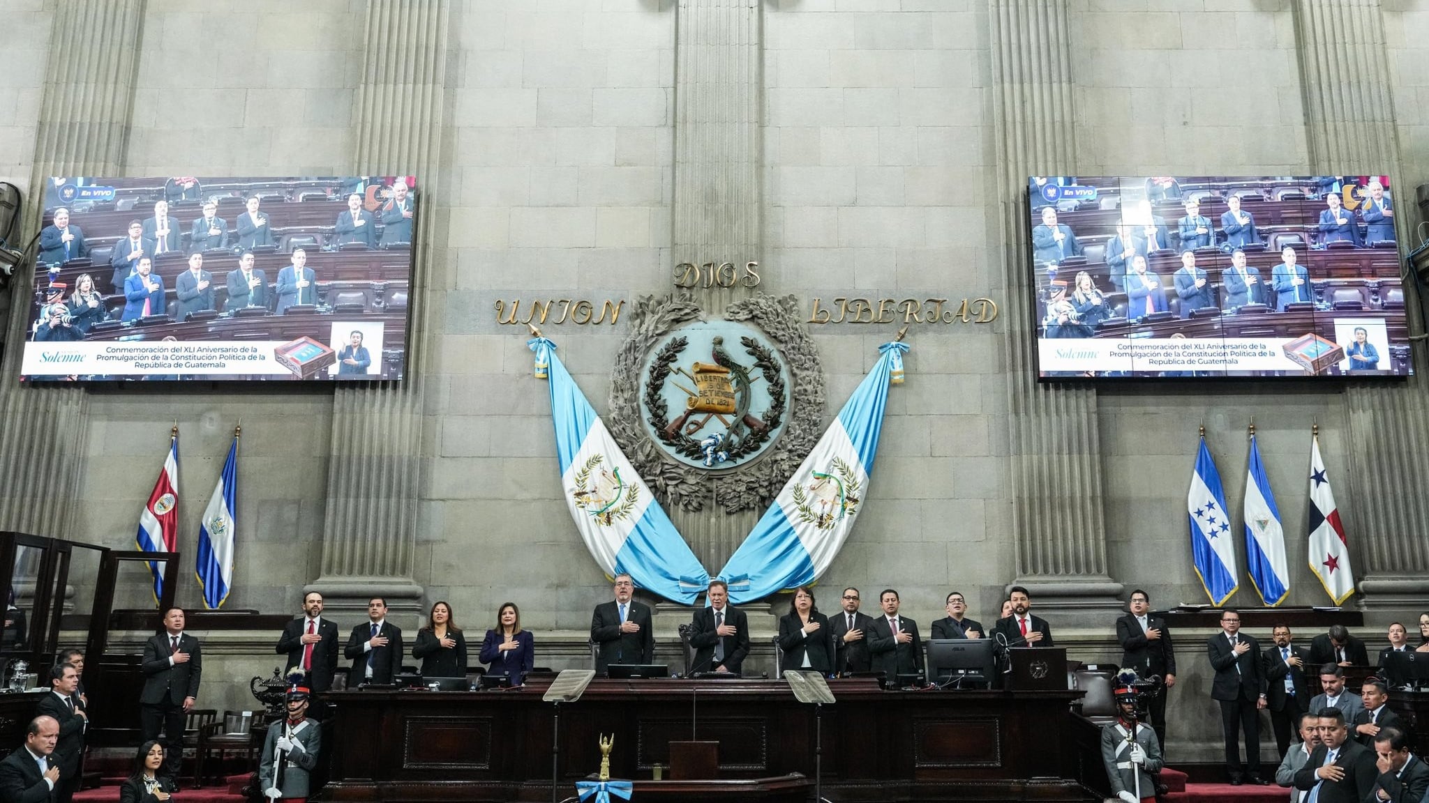 El binomio presidencial de Bernardo Arévalo y Karin Herrera durante la sesión en el Congreso.