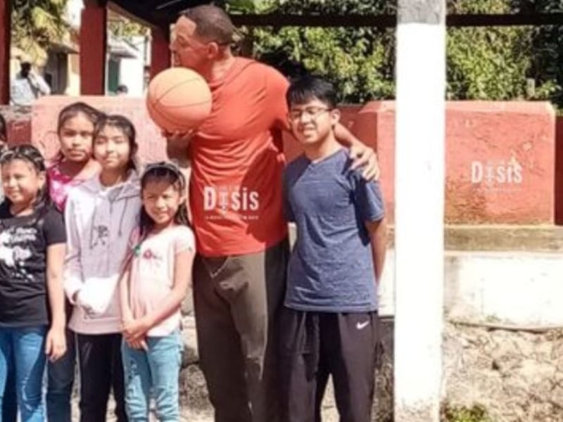 Will Smith comparte con niños y fans en San Cristóbal El Alto