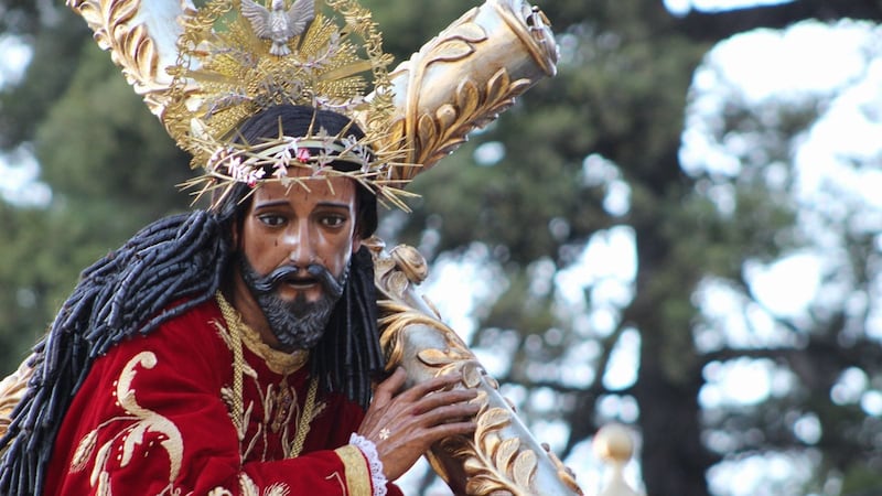 Cortejo procesional de Jesús Nazareno del Rescate recorre las calles de la zona 1