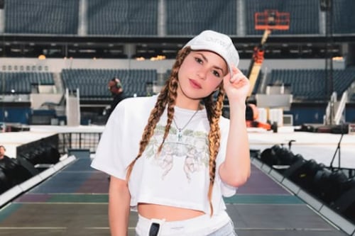 A sus 48, Shakira aparece con look de jeans y crop top pero usuarios la critican cruelmente: “Aún se viste como adolescente”