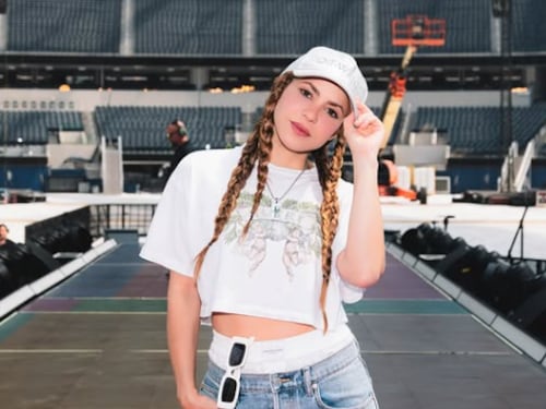 A sus 48, Shakira aparece con look de jeans y crop top pero usuarios la critican cruelmente: “Aún se viste como adolescente”