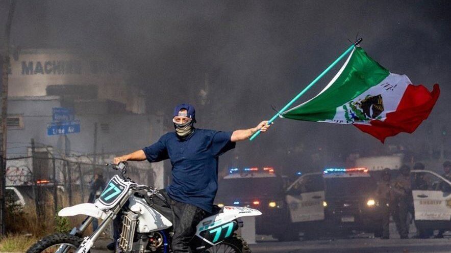 Los disturbios se extendieron durante el fin de semana y continuaron este lunes, con manifestaciones que derivaron en actos vandálicos, incendios de vehículos y quema de banderas estadounidenses.