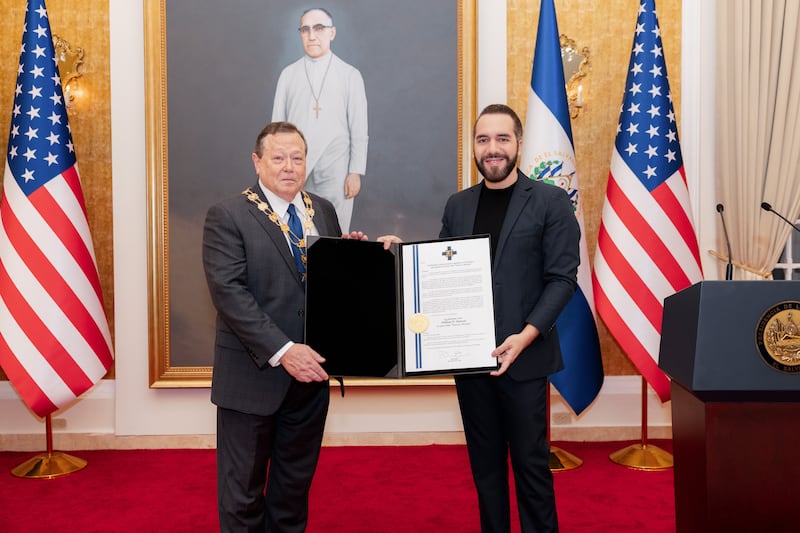 El Presidente Bukele, entregó al Embajador de EE.UU. William Duncan, la condecoración “Gran Orden Francisco Morazán”. Foto: Cortesía
