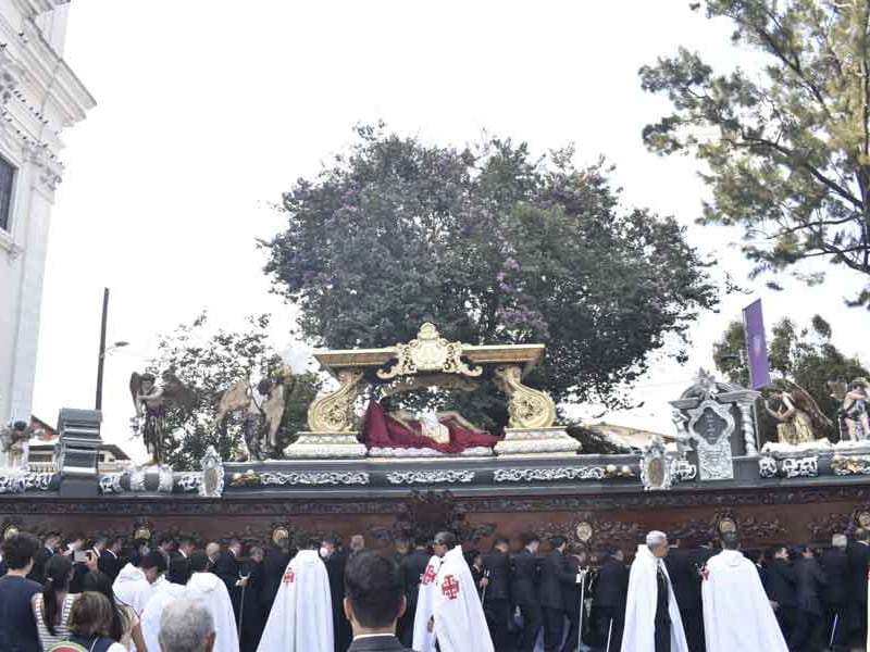 Viernes Santo: Lamentan deceso de devoto que cargó en procesión