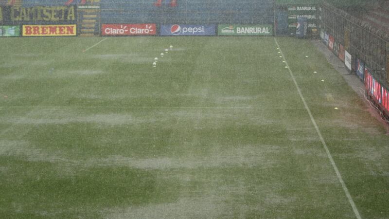 VIDEO. Suspendido el encuentro entre Municipal y Sacachispas por la intensa lluvoa