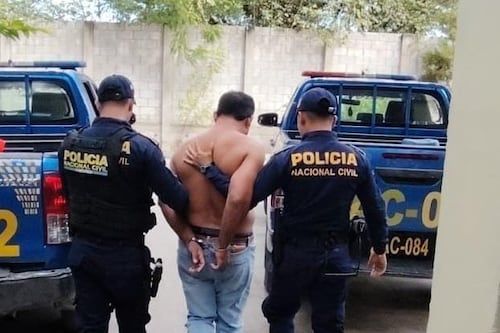 Capturan a hombre que disparaba al aire con un arma ilegal en Zacapa