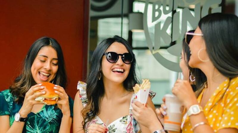 Popular cadena de hamburguesas llega a Bosques de San Nicolás