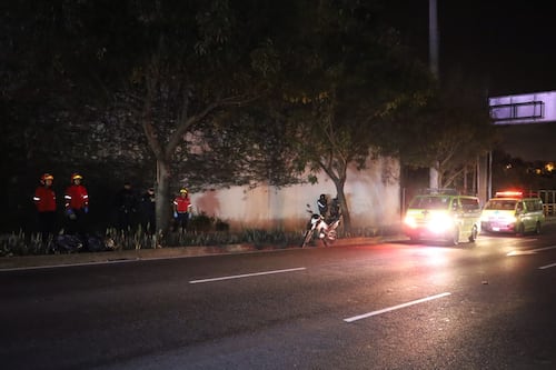 Localizan dos cuerpos en una banqueta del bulevar El Naranjo
