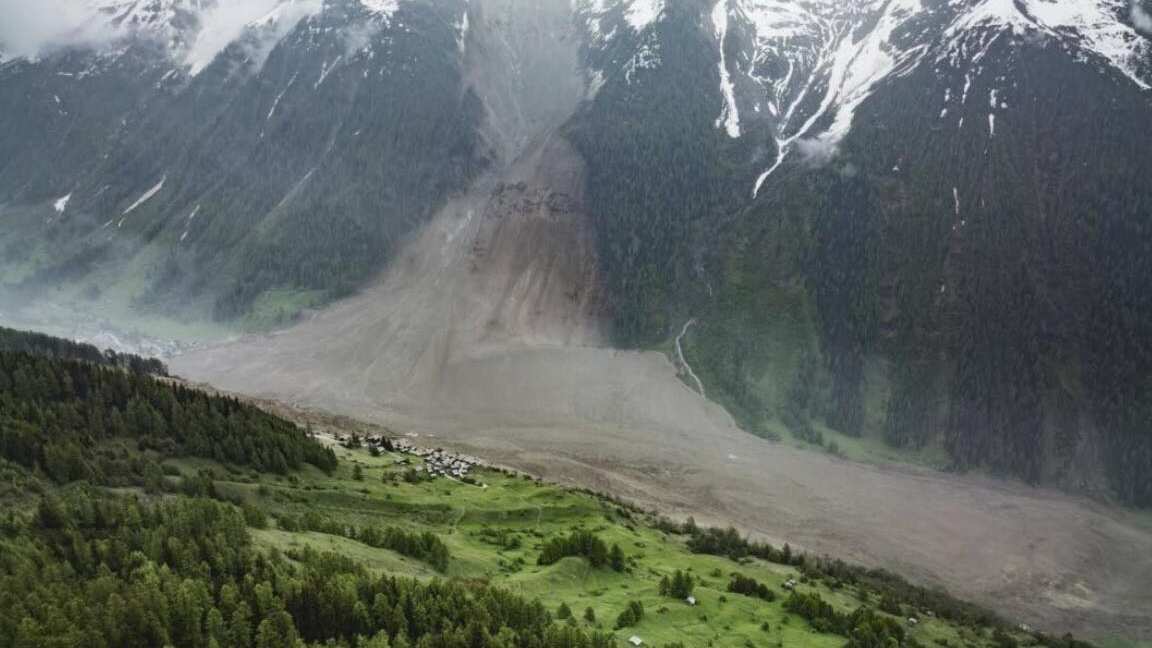 VIDEO. Pueblo queda soterrado tras derrumbe de un glaciar en Suiza