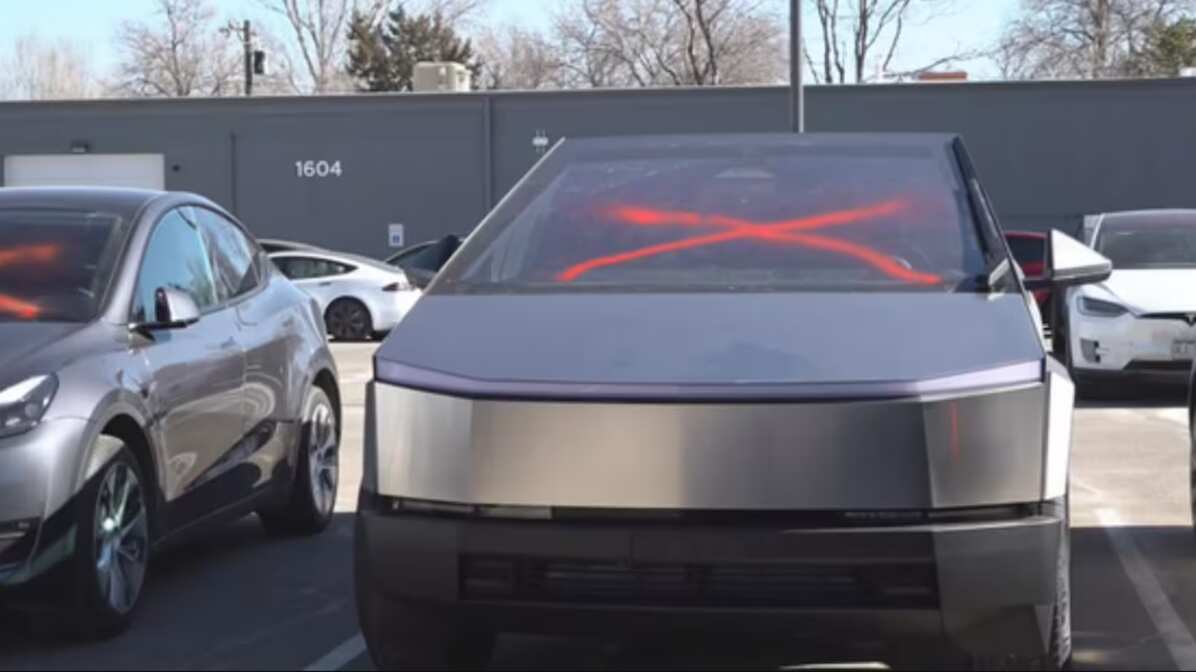 Ella es Lucy Grace, la persona que lanzó explosivos contra vehículos Tesla