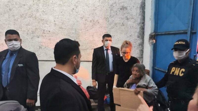 Mediante operativo, autoridades llevan a indigentes a albergue para brindar resguardo y alimentación