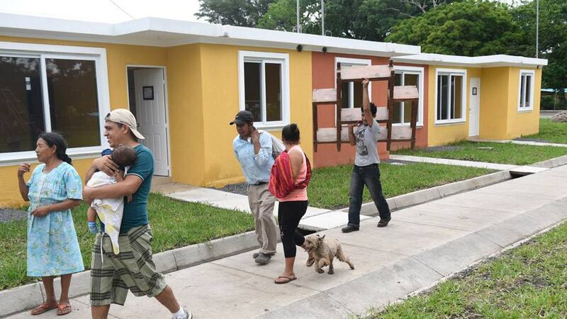 Entregarán escrituras de viviendas a damnificados por erupción