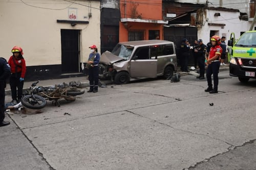 Accidente entre taxi y moto deja un muerto frente a una iglesia de zona 2