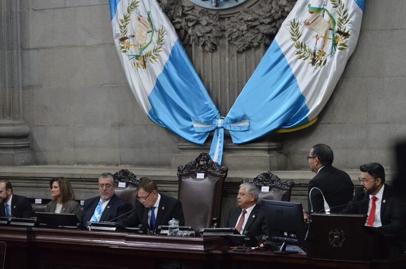 Luis Contreras, preside el Congreso y el presidente Bernardo Arévalo durante su discurso. Foto: Stanley Herrarte