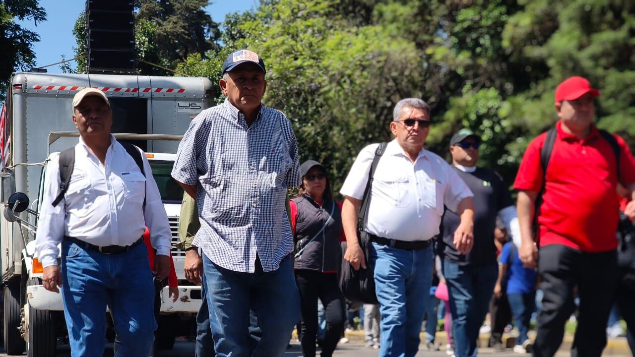 El dirigente magisterial, Joviel Acevedo, indica que cuentan con el respaldo de padres de familia. Foto: Publinews.