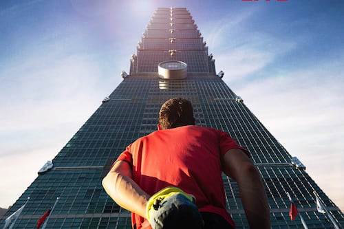 Estadounidense consigue hito al escalar uno de los mayores rascacielos en el mundo