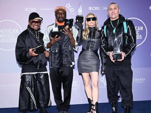 El reencuentro más esperado: Black Eyed Peas y Fergie brillan juntos en los AMAs