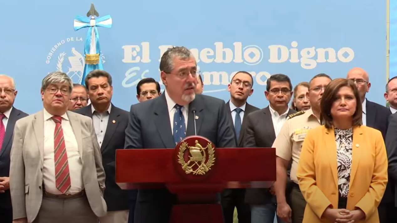 El binomio presidencial de Bernardo Arévalo y Karin Herrera, junto con autoridades de gobierno y líderes indígenas.