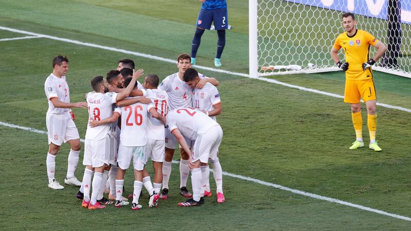 España da la primera gran goleada y se clasifica a octavos de la Euro
