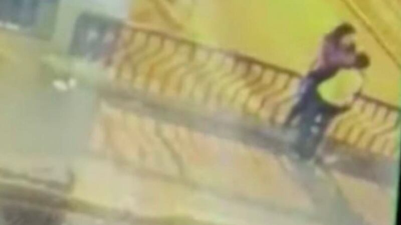 VIDEO. Pareja muere tras caer al vacío mientras se besaba al borde de un puente