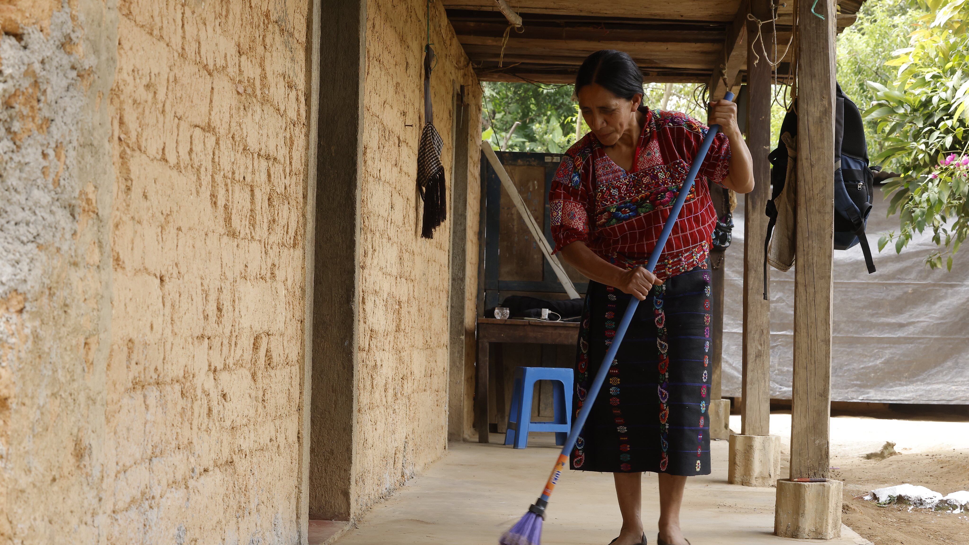 El Gobierno tiene un proyecto de cambiar los pisos de tierra de los hogares más pobres por una plancha de cemento.