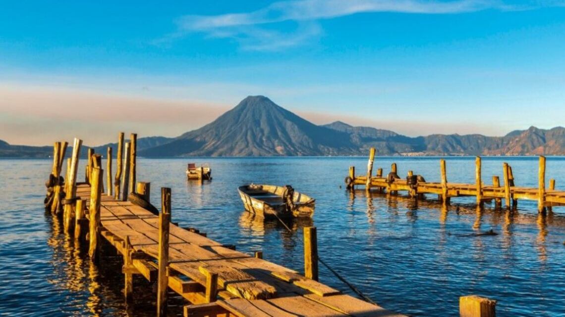 El Lago de Atitlán es reconocido como “el lago más bello del mundo” por National Geographic. Foto: Inguat.