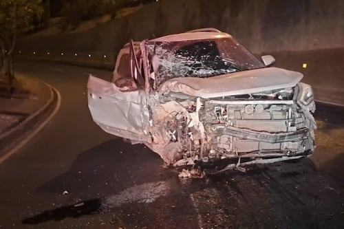 Conductora destroza su camioneta en accidente en viaducto de zona 13