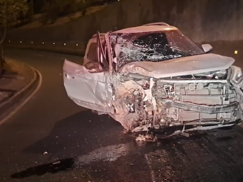Conductora destroza su camioneta en accidente en viaducto de zona 13