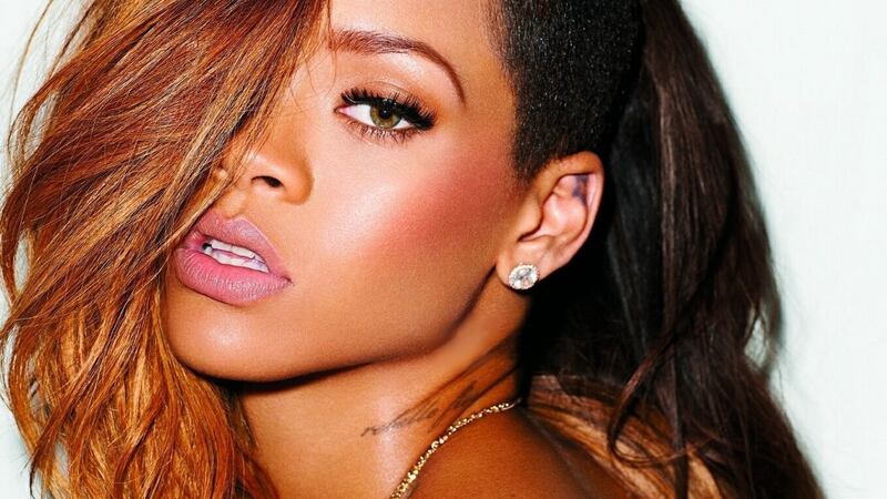 Rihanna y su ardiente foto en sostén de encaje transparente que deja ver de más