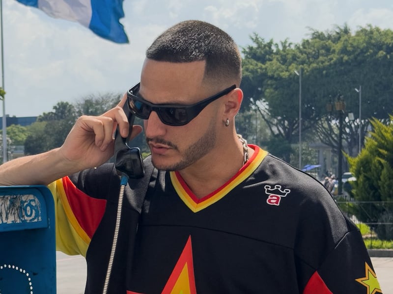 En un teléfono público y en el Parque Central: DJ Snake presume al mundo su estadía en Guatemala