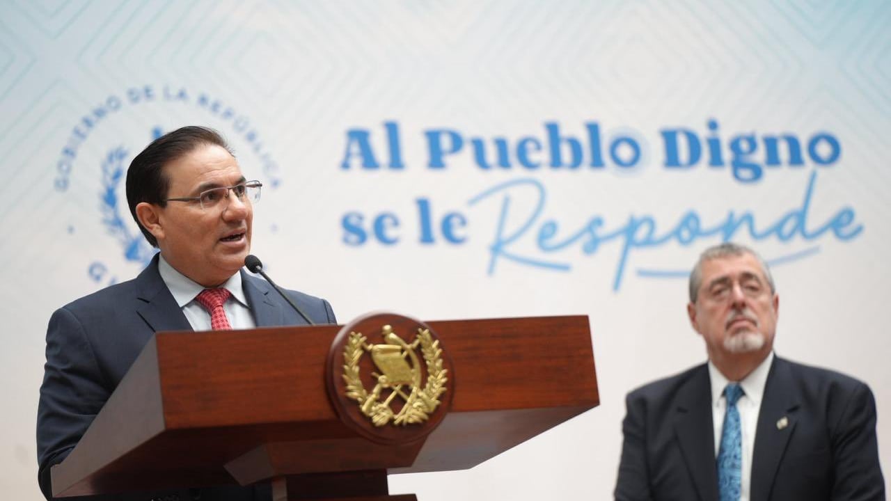 Marco Villeda, al frente de Gobernación, junto con el presidente Bernardo Arévalo.