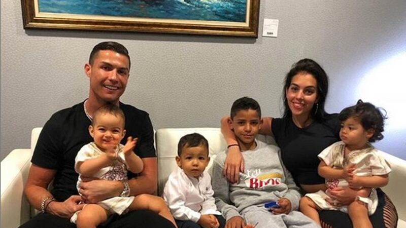 VIDEO. El tierno gesto de Cristiano con su hija y el balón del "Hat-Trick"