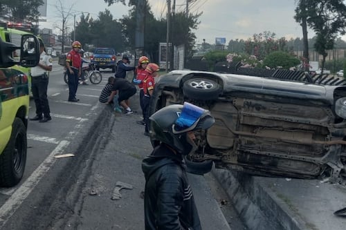 Conductor vuelca su carro en la Aguilar Batres la tarde de este domingo