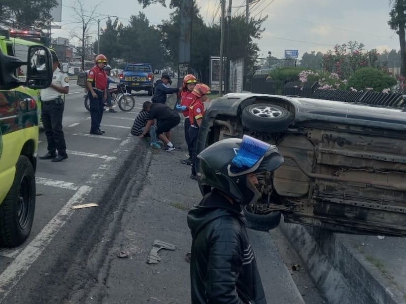 Conductor vuelca su carro en la Aguilar Batres la tarde de este domingo