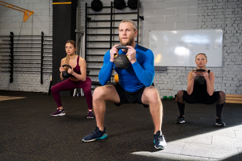 El Body Pump se ha convertido en una de las clases grupales con más demanda en los gimnasios, diseñado para trabajar todos los grupos musculares mediante repeticiones y peso moderado. Foto: Magnific.
