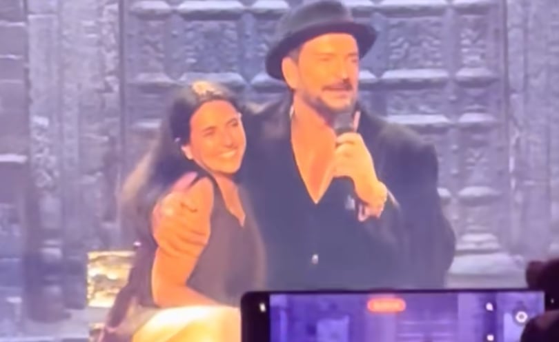 VIDEO. Fanática le roba varios besos en la boca a Arjona en un concierto en Texas 