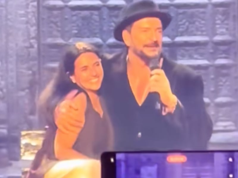 VIDEO. Fanática le roba varios besos en la boca a Arjona en un concierto en Texas