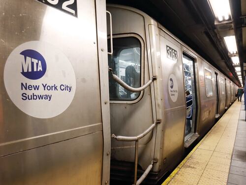 Ataque en el Metro de Nueva York: un hombre prende en fuego a otro pasajero