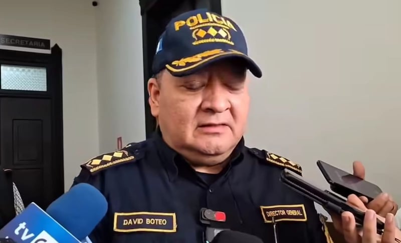 El director de la PNC, David Boteo, informó que cinco personas fueron detenidas la noche del miércoles en Livingston. Foto: PNC.