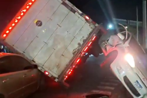 Camión retrocede y choca contra dos vehículos en ruta CA-9; deja un herido