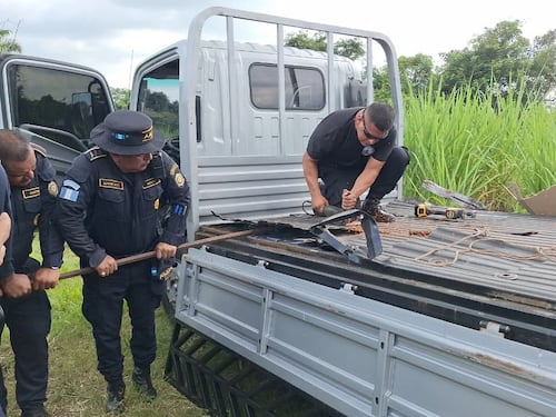Encuentran camión abandonado con 72 paquetes de cocaína en Retalhuleu