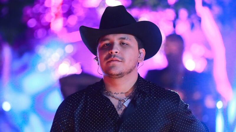 Filtran video de Christian Nodal obligando a una mujer a que lo besara en la boca