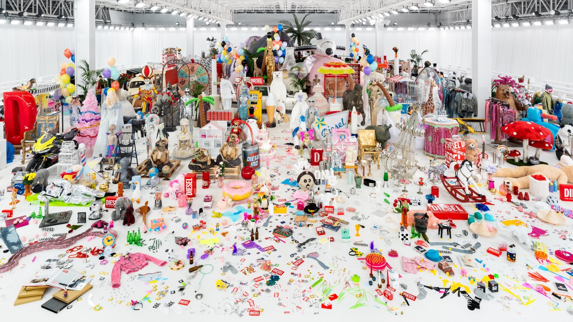 Durante la Semana de la Moda de Milán, Diesel presentó un escenario repleto de más de 50.000 accesorios reutilizados, inflables y recuerdos de la historia de la marca. Foto: Diesel.