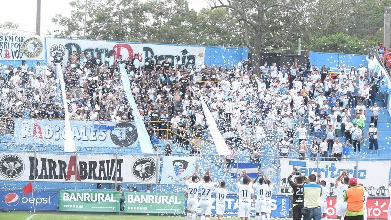Afición de Alianza conquista el estadio El Trébol para apoyar a su equipo ante Municipal