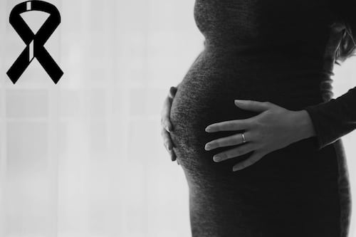 Famosa influencer muere tras parto “alternativo” en su casa