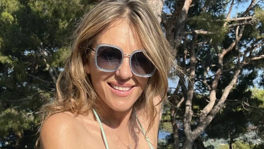 Al diablo con la edad: Elizabeth Hurley dejó bocas abiertas con bikini a los 58 años